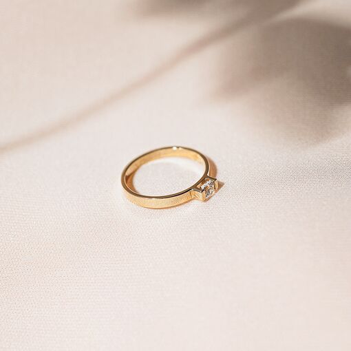 Minimalistyczny Gold Wonder - gold engagement ring z brylantem