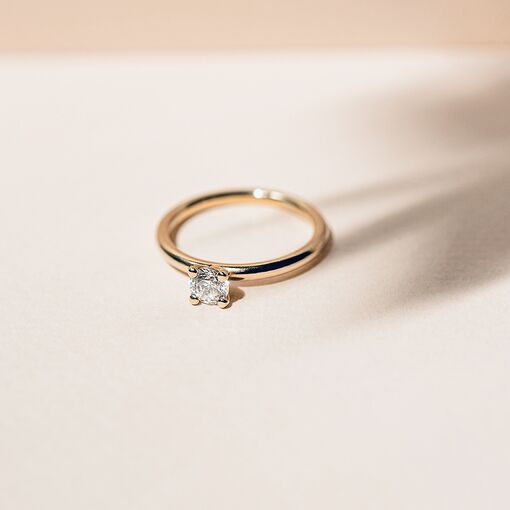 Minimalistyczny Gold Bliss - gold engagement ring z brylantem