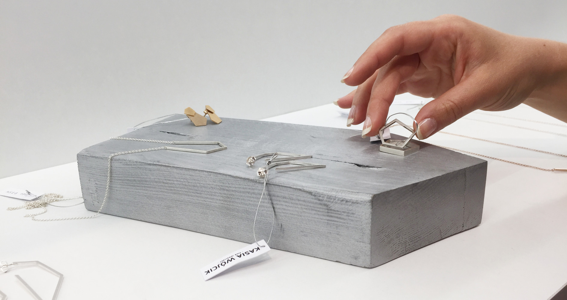 How to choose a jewelry for a gift?