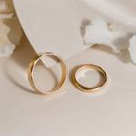 Gold flat wedding bands with faceted edges miniaturka 1