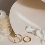 Gold flat wedding bands with faceted edges miniaturka 2