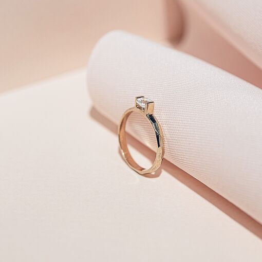 Minimalistyczny Gold Honesty - gold engagement ring z brylantem