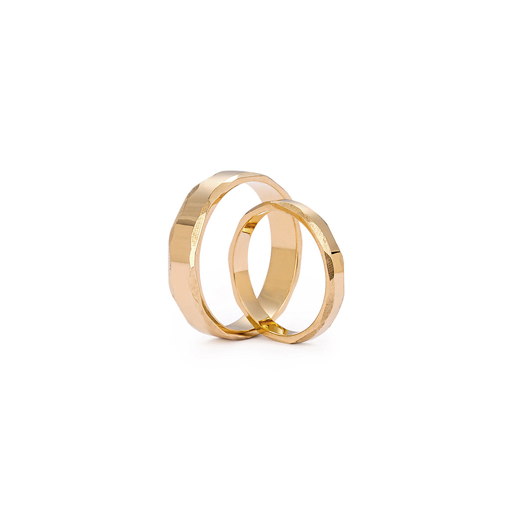 Gold flat wedding bands with faceted edges - ręcznie wykonana bezkompromisowa biżuteria