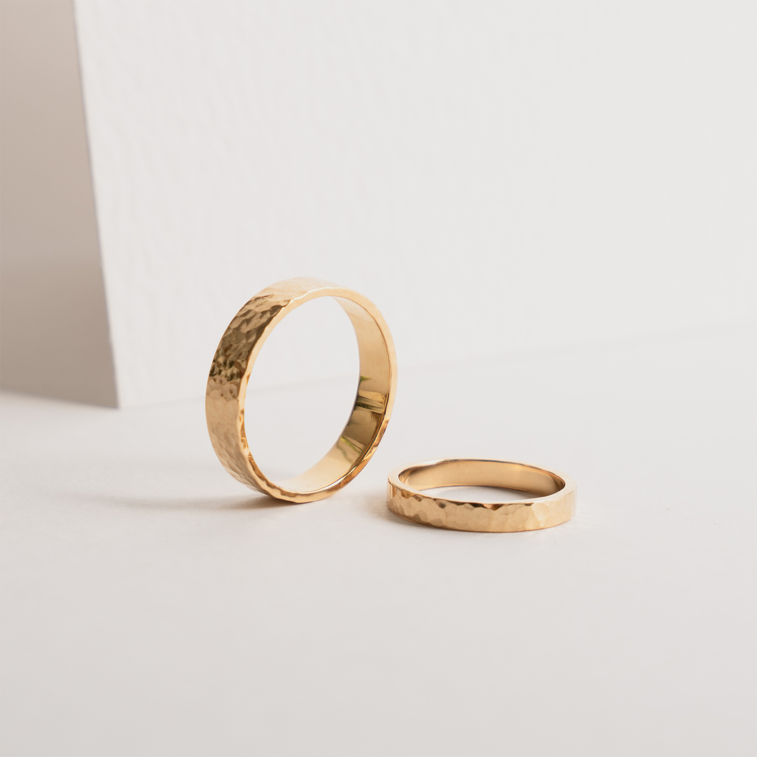 Gold narrow hammered wedding bands dodatkowe zdjęcie 1