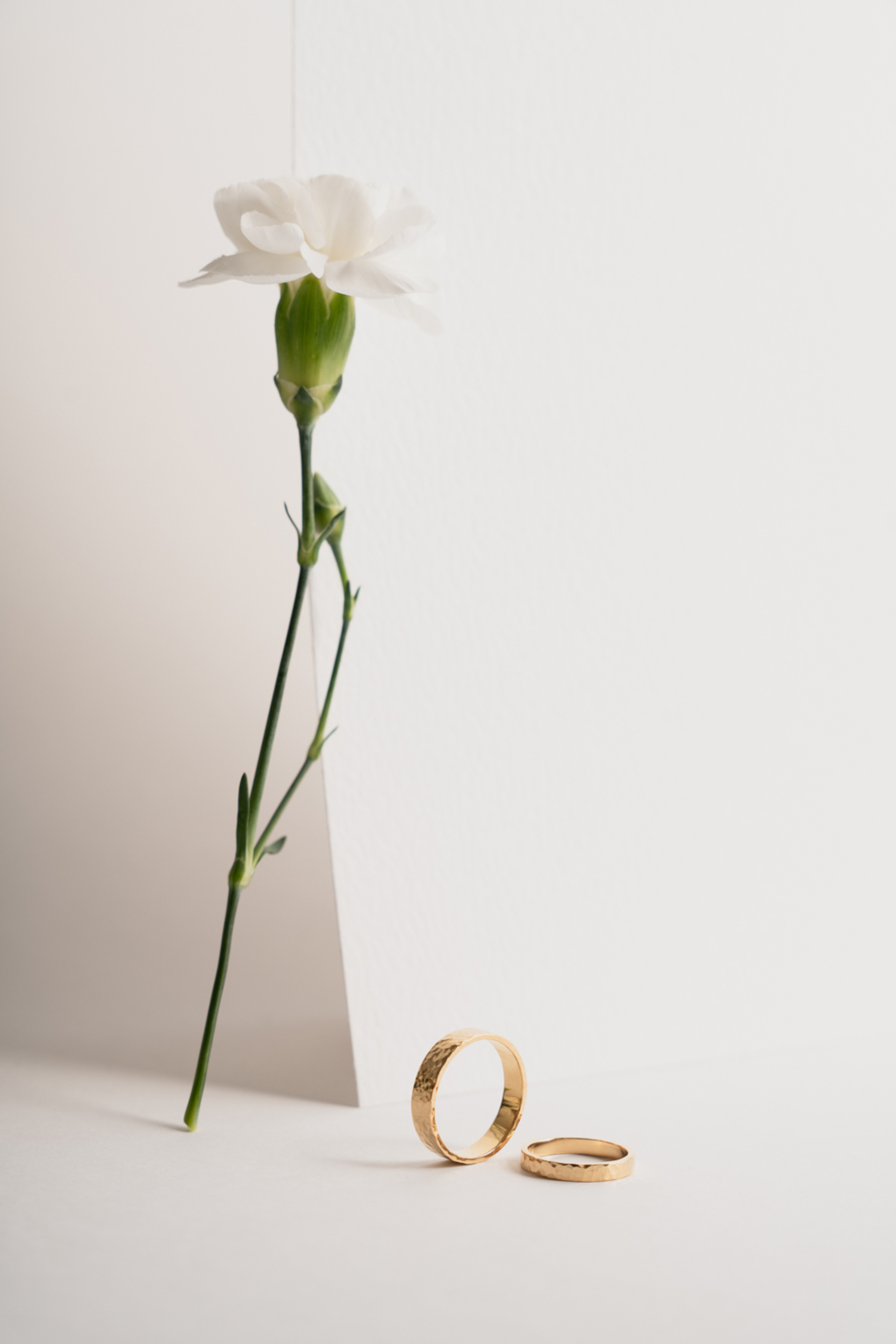 Gold narrow hammered wedding bands dodatkowe zdjęcie 2