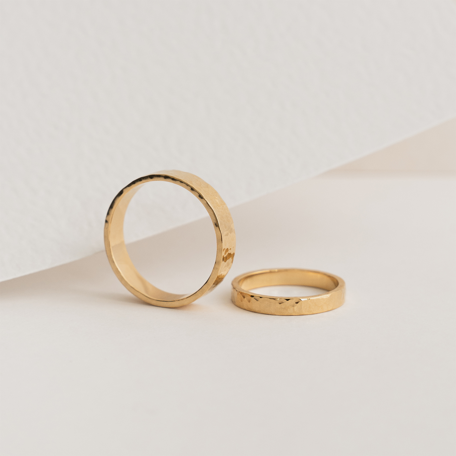 Gold narrow hammered wedding bands dodatkowe zdjęcie 3