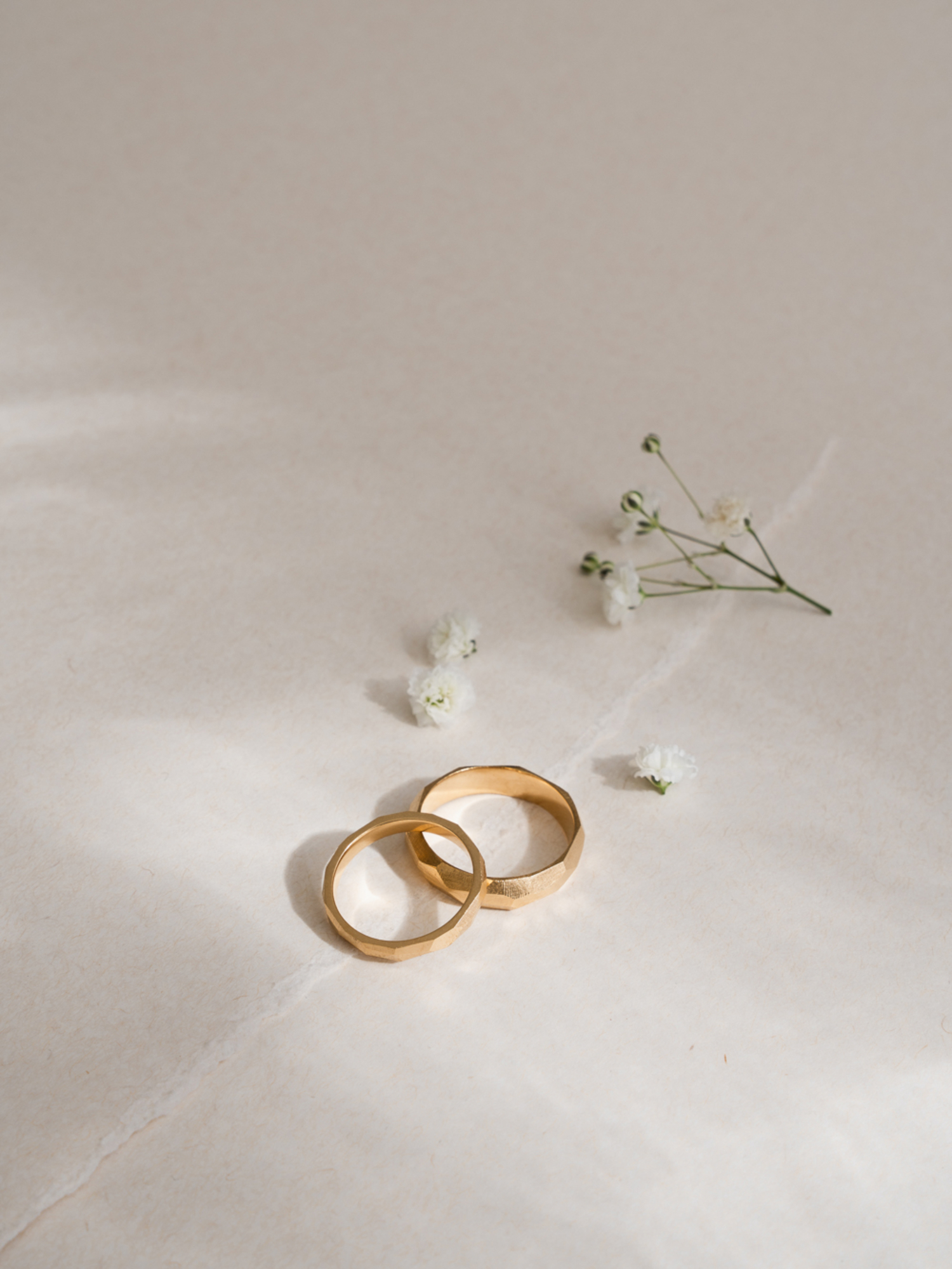 Gold faceted wedding bands dodatkowe zdjęcie 3