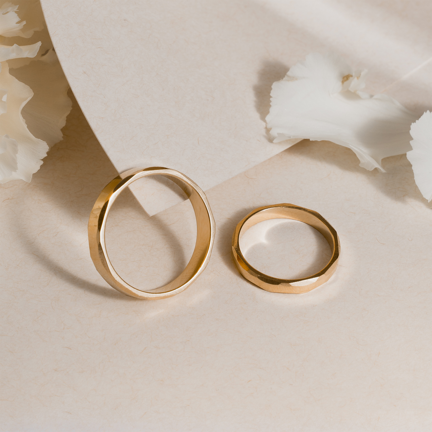 Gold flat wedding bands with faceted edges dodatkowe zdjęcie 1