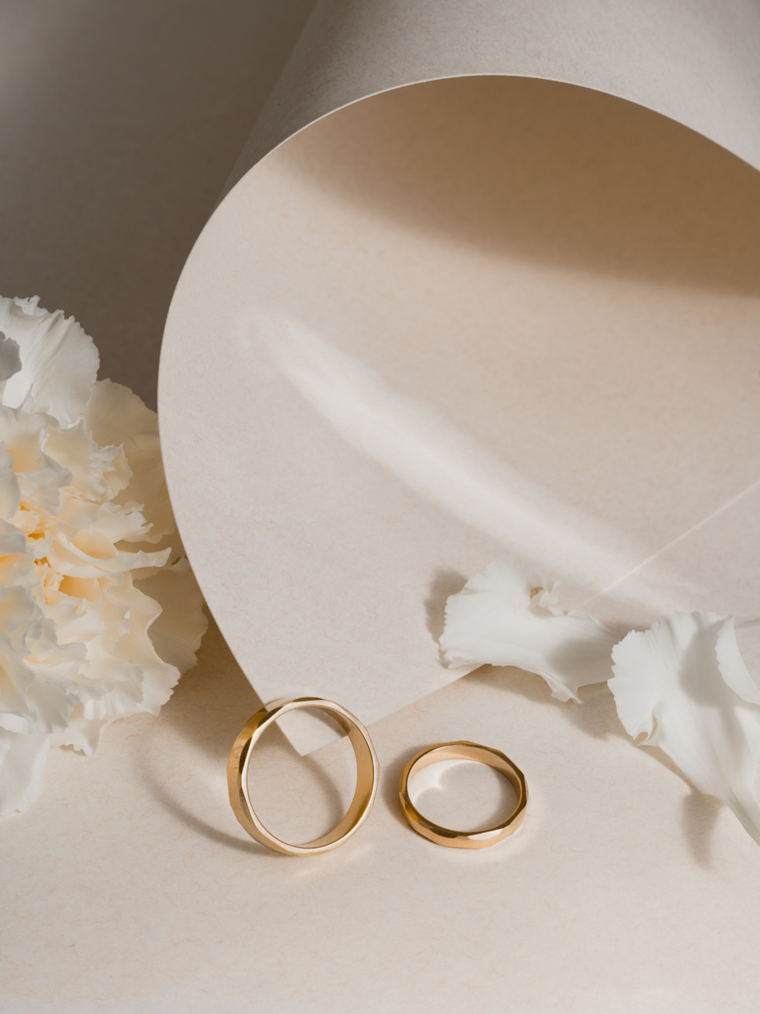 Gold flat wedding bands with faceted edges dodatkowe zdjęcie 2