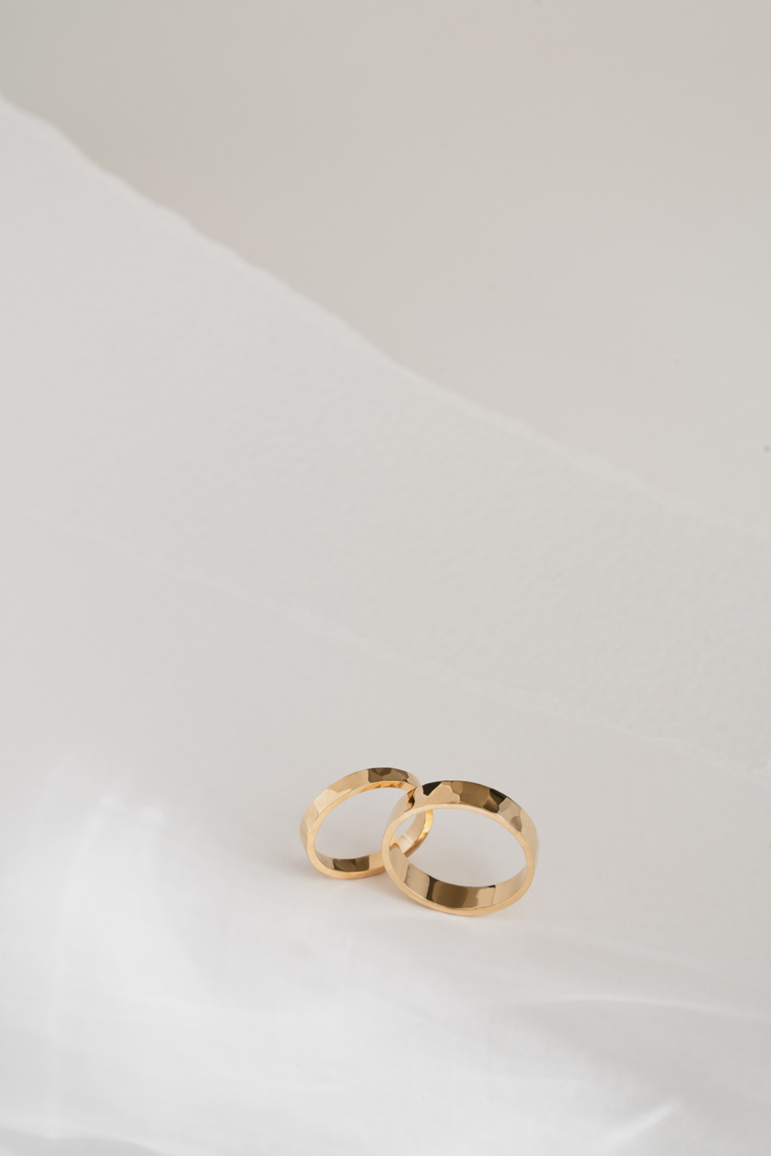 Gold wide hammered wedding bands dodatkowe zdjęcie 2