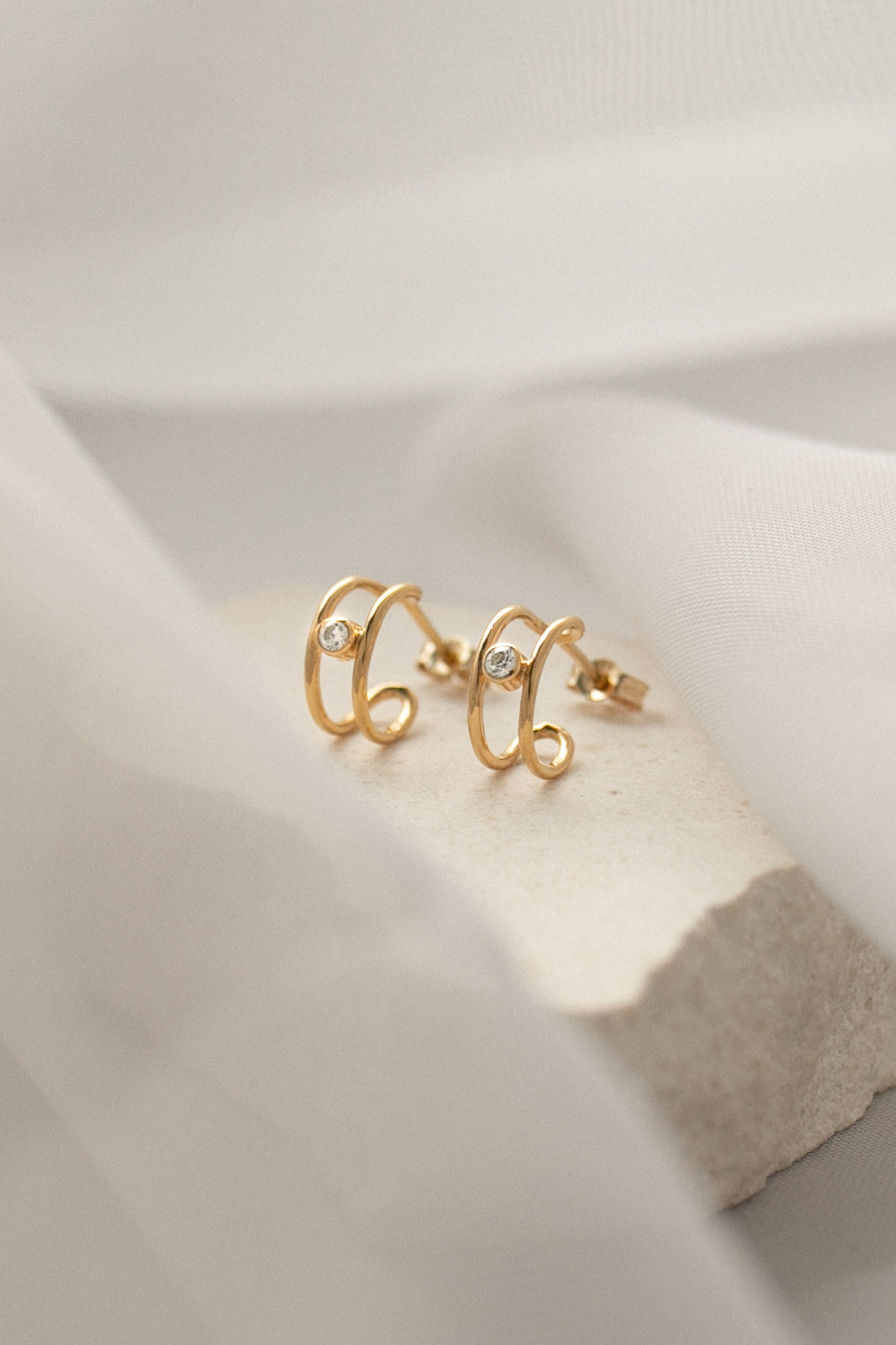 Gold infinity 03 earrings with diamonds dodatkowe zdjęcie 2